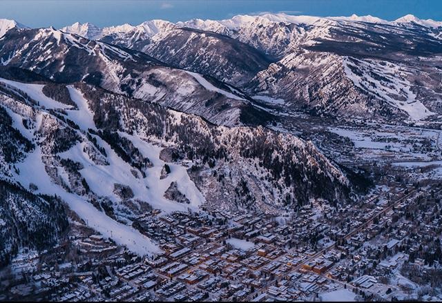 Aspen 雪山小镇航拍全景