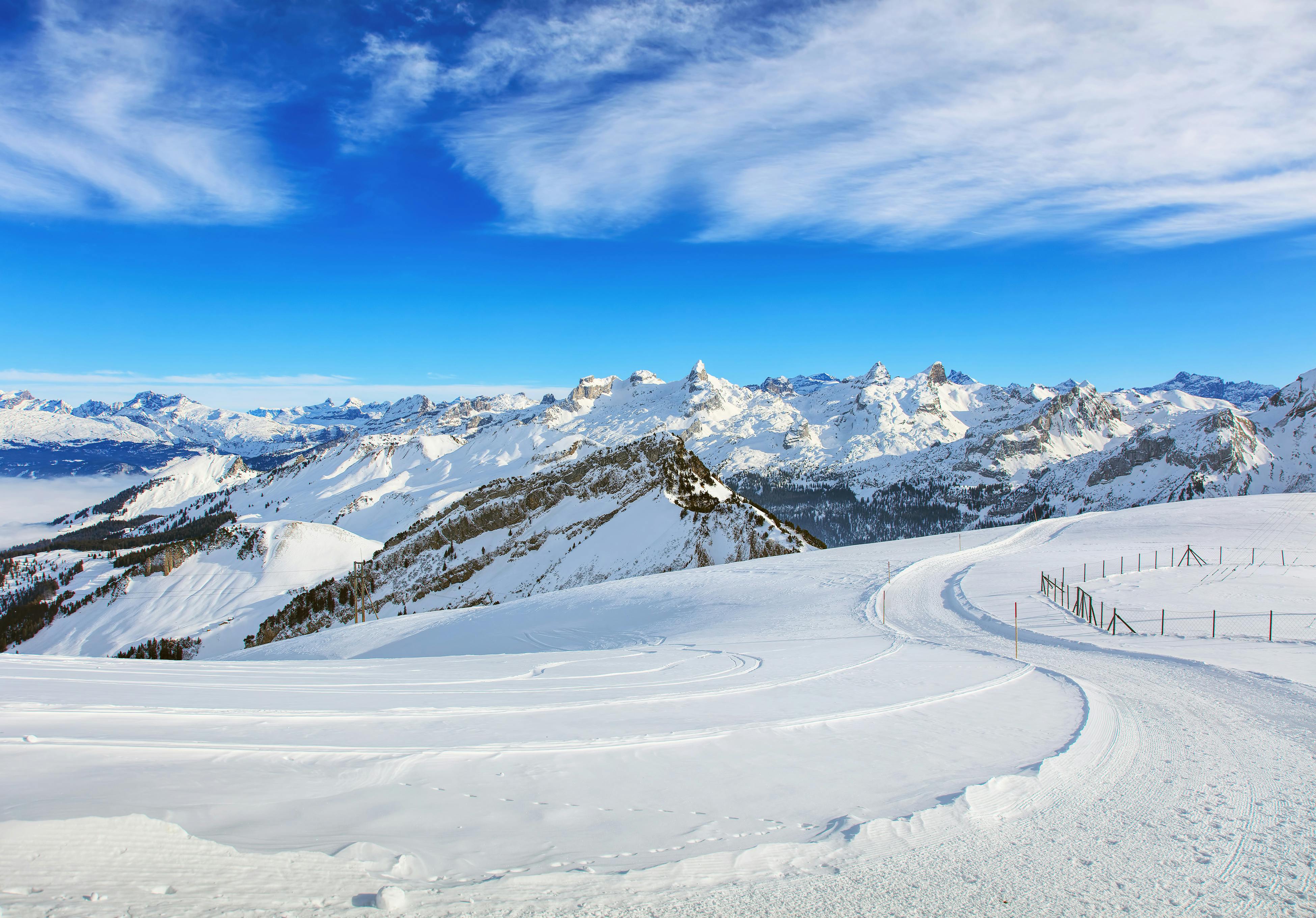 谷雪维尔 Saulire 峰顶全景，俯瞰三峡谷雪道