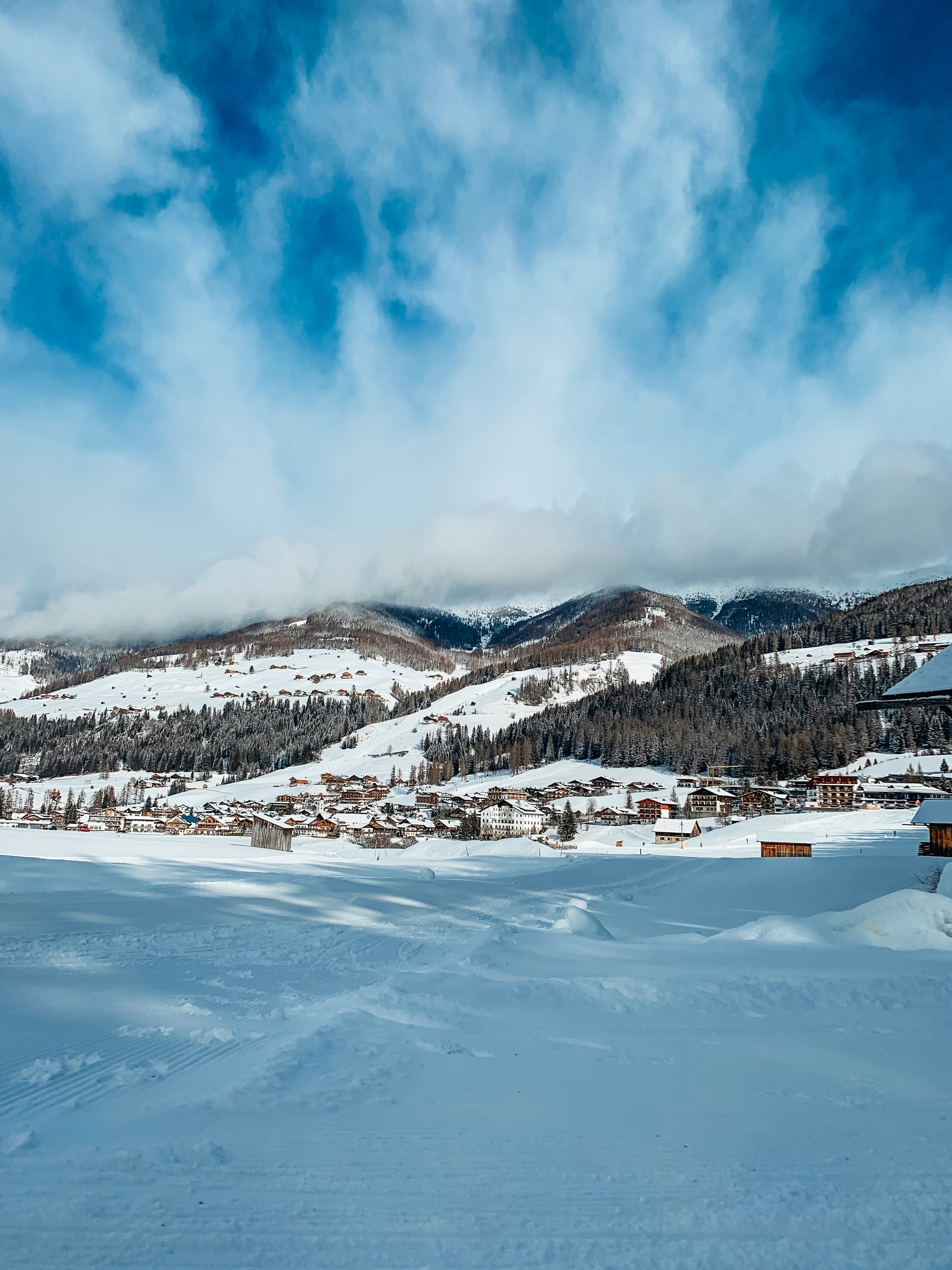 多洛米蒂阿尔卑斯雪地小镇全景